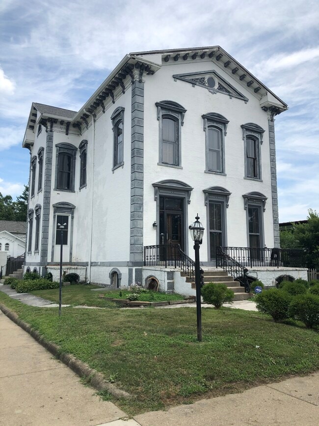 Exterior - 1000 S 6th St