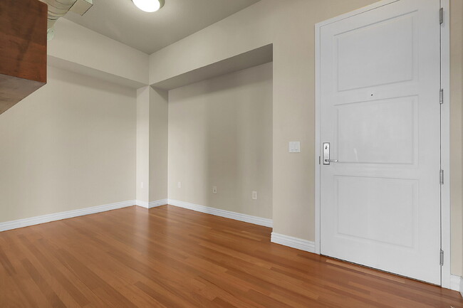Building Photo - $1,740.95, 1 Bed, 1 Bath Condo in Englewood with AC and In Unit Laundry!