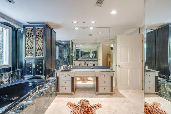 Building Photo - Private 4 Bedroom Retreat for Lease