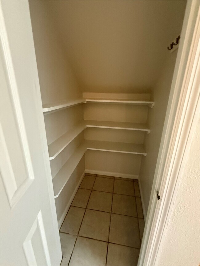 Building Photo - 6810 Redwood Falls Dr