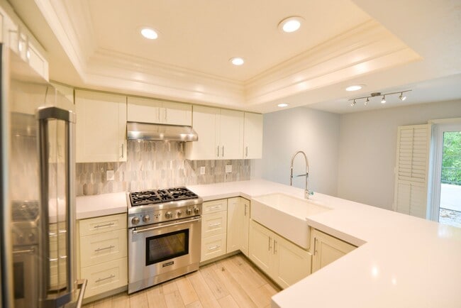 Building Photo - Fully Remodeled unit in the beautiful gate...