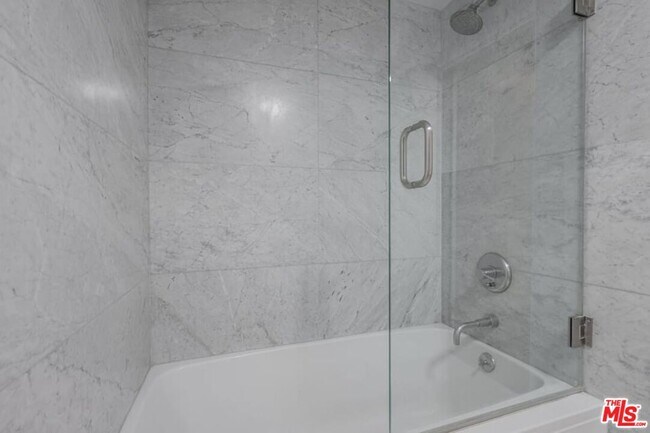 Building Photo - 7062 Hawthorn Ave