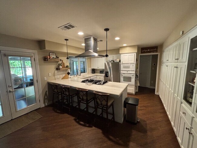 Building Photo - Beautiful 3 Bedroom / 2 Bathroom Home in S...