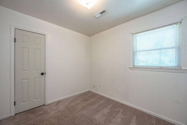 Building Photo - Charming 4 bedroom home with large yard