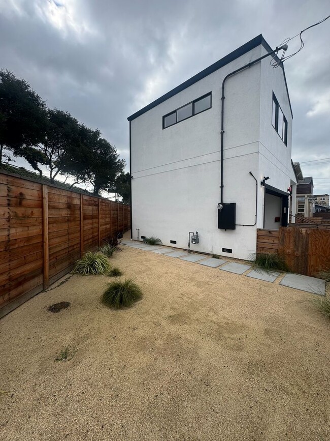 Building Photo - Bright & Spacious 4-Bedroom Home in Oakland!