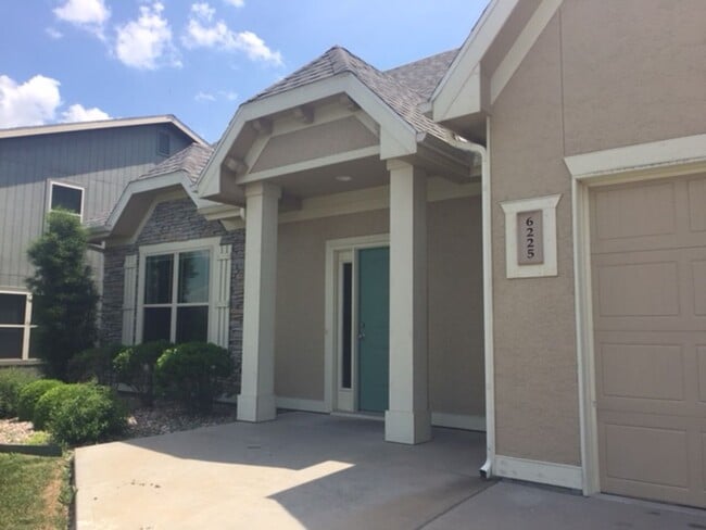 Building Photo - Lake Estates 4 bed 2.5 bath 3 car garage home!