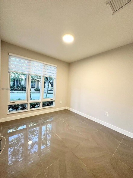 Building Photo - 10560 NW 63rd Terrace