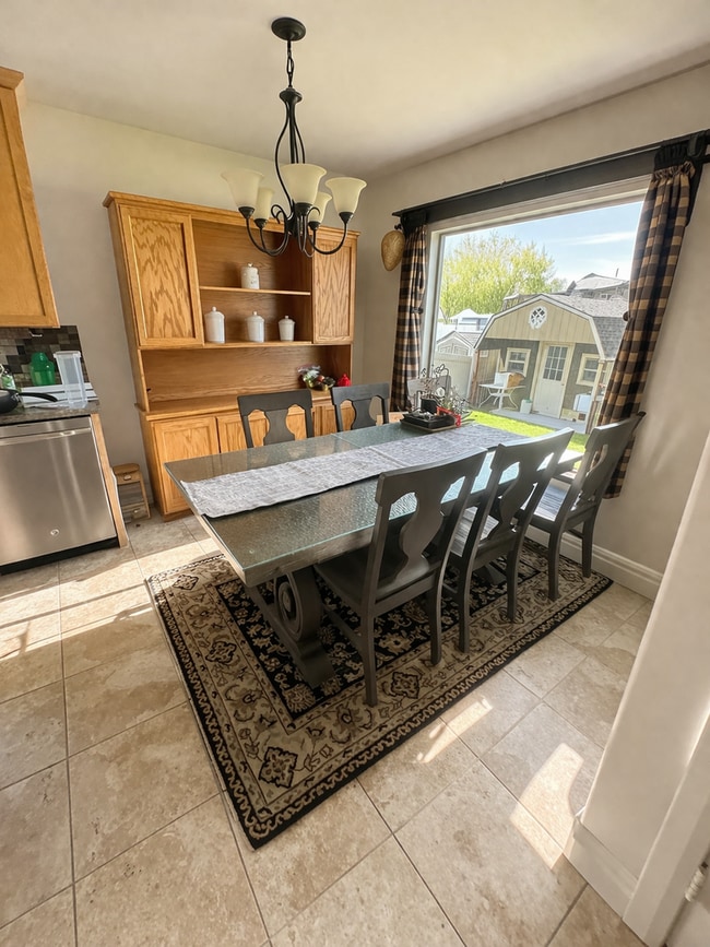 Building Photo - Beautiful 6 Bed 3 Bath Home for Rent in Tremonton! Solar Panels Included!