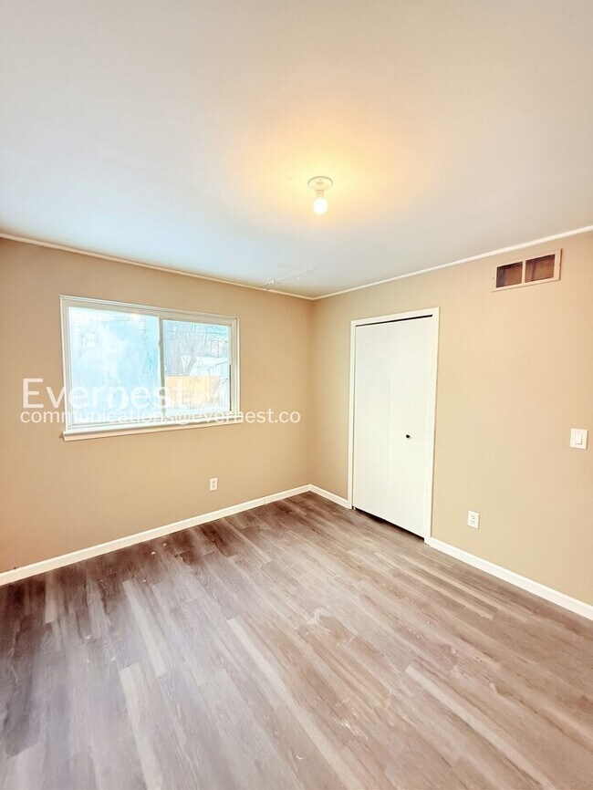 Building Photo - 3 Bed, 1 Bath Home with Modern Amenities  / Pet-Friendly / Vouchers Accepted / Available Now!