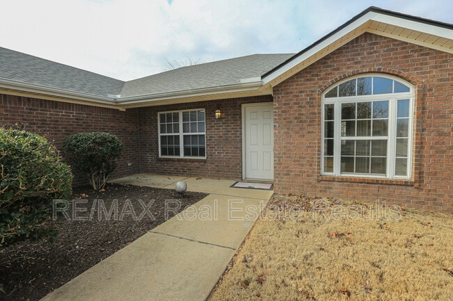 Building Photo - 1202 SW Cabriolet St