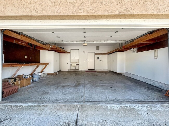 Building Photo - Beautiful 5BD/3BA 2-Story House in Tierras...