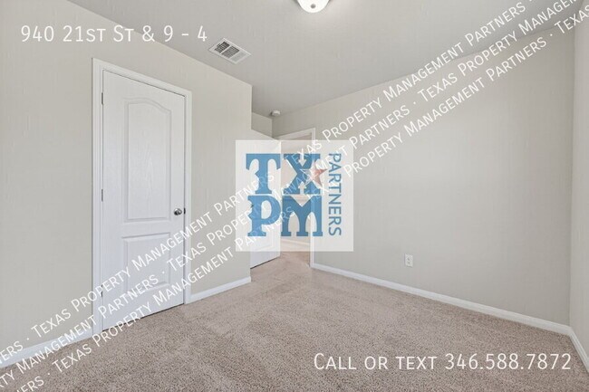 Building Photo - 940 21st St