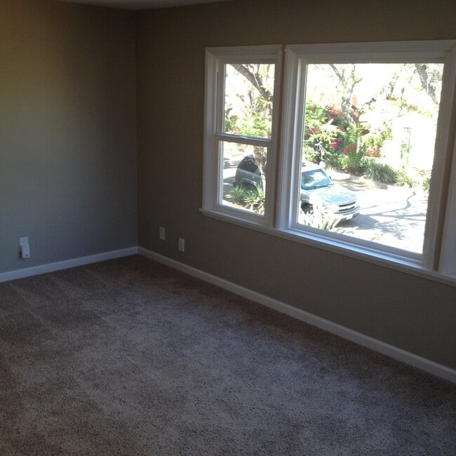 Building Photo - Beautiful 2bd/1ba Upstairs Duplex with a H...