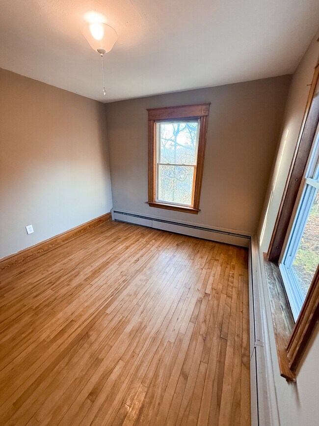 Building Photo - 584 Pleasant St