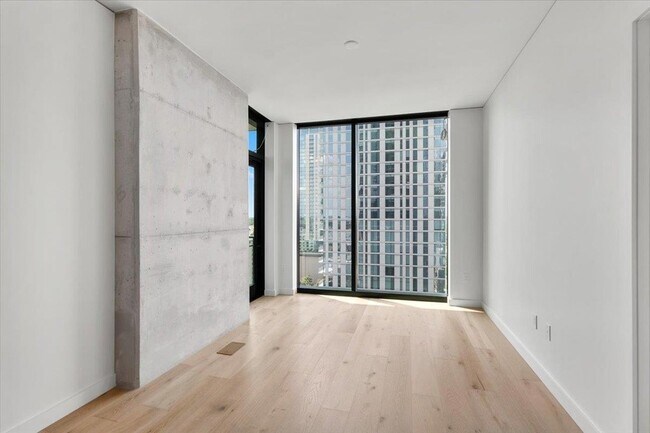 Building Photo - 610 Davis St
