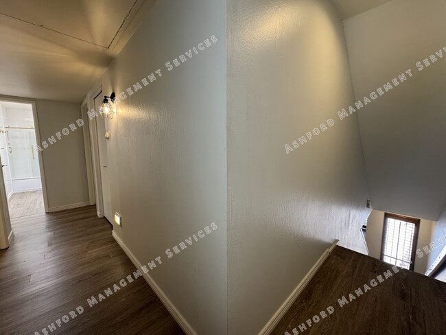 Building Photo - BEAUTIFUL 3 BEDROOM 2.5 BATHROOM HOME IN S...