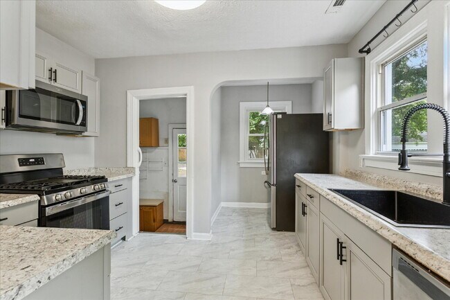 Building Photo - "Charming 3-Bedroom Retreat with 2 Full Baths in Hampton – Spacious 1494 Sq Ft Gem!"