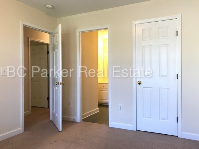 Building Photo - 2 Bed, 2 Bath - Duplex