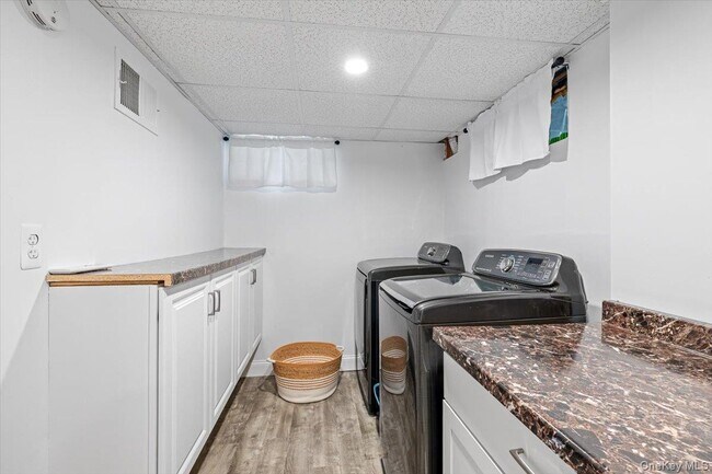 Building Photo - 13 Colonial Ln