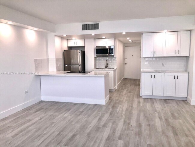 Building Photo - 905 Brickell Bay Dr