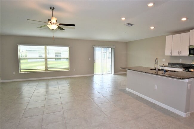 Building Photo - Like New 4 Bedroom Home