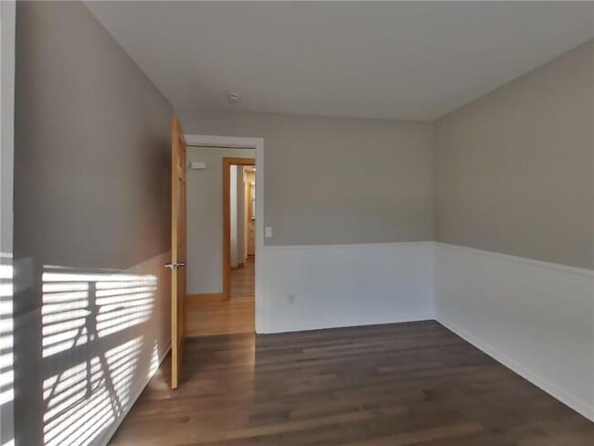 Building Photo - 1475 Valley Dr