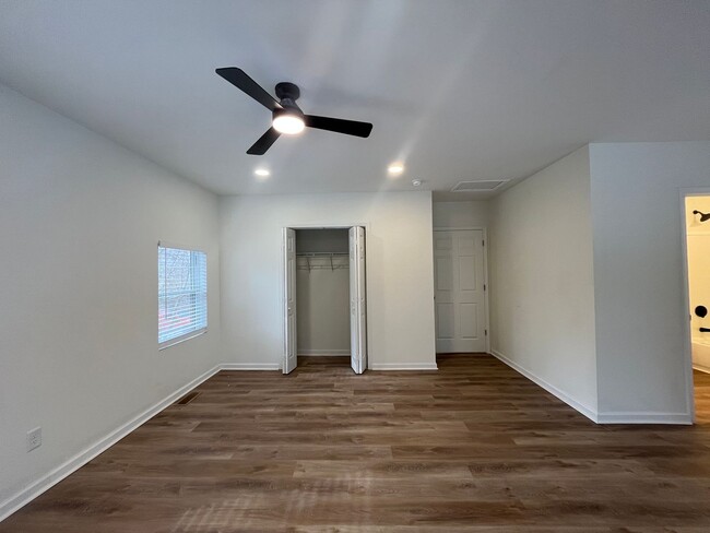 Building Photo - Newly Remodeled!