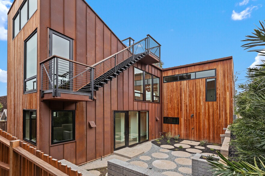 Outdoor patio and building view. - 4640 Del Monte Ave
