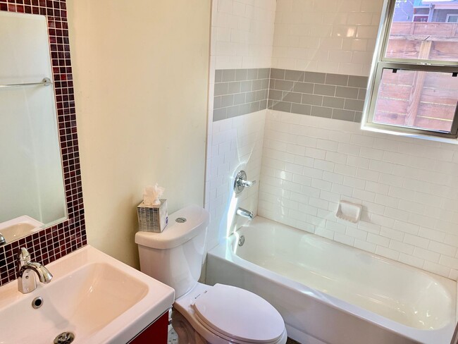 Building Photo - Modern 3 bedroom home in East Austin