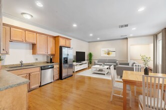 Building Photo - Spacious Duplex in the Heart of South Side Flats