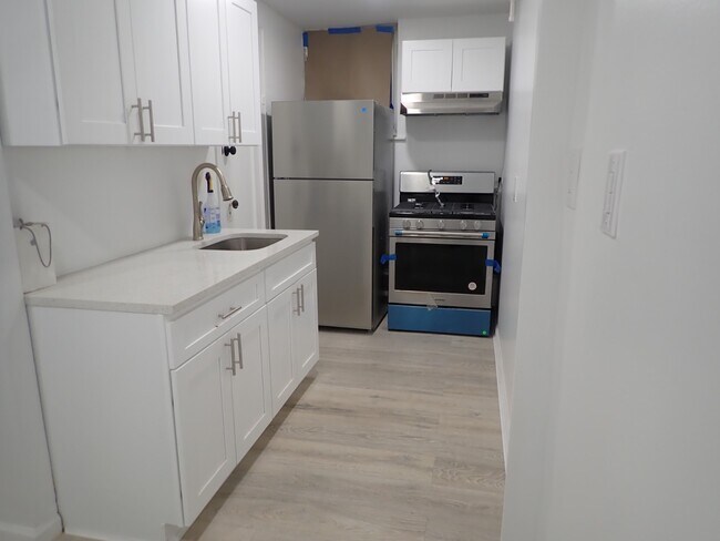 Building Photo - 663 E 94th St