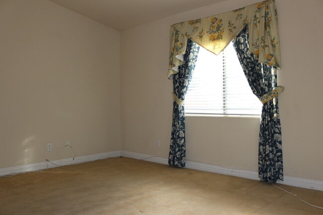 Building Photo - SHOWINGS AVAILABLE NOW