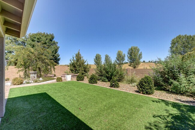 Building Photo - 5879 N Bronco Ln