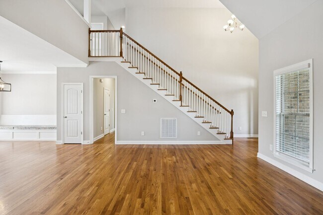 Building Photo - Welcome home to this beautifully maintaine...