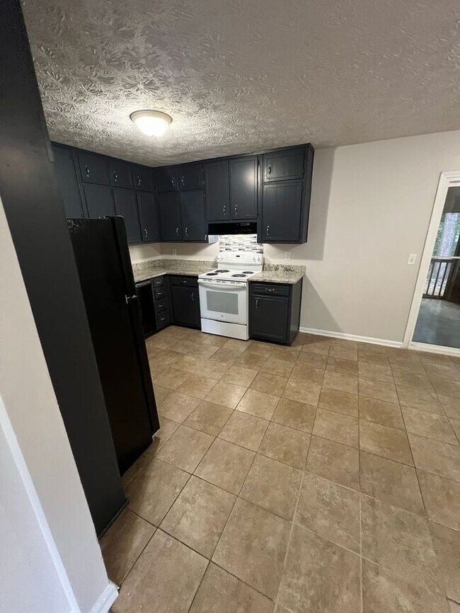 Building Photo - Spacious 2-Bedroom Townhome with Screened-In Porch!