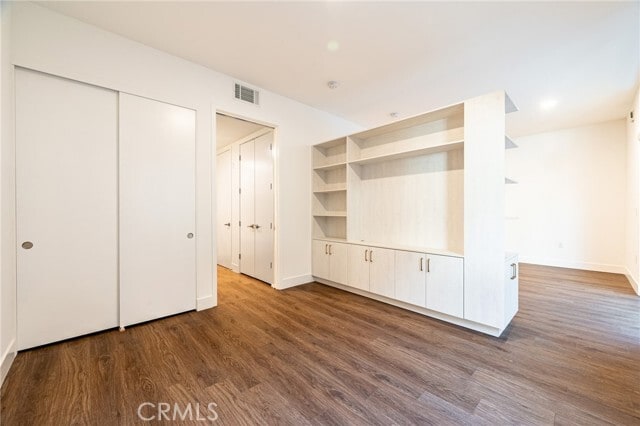 Building Photo - 709 E Walnut St