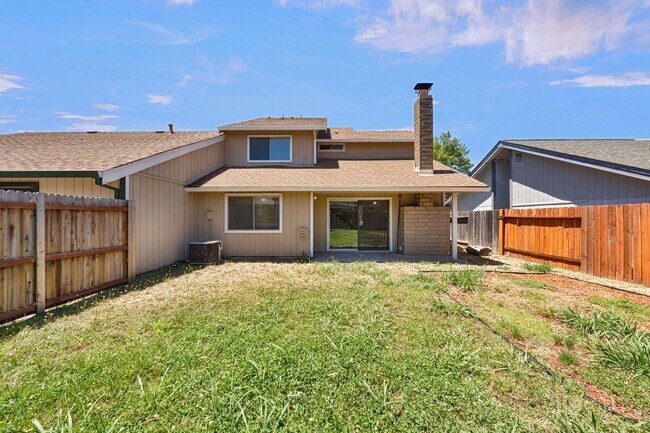 Building Photo - 3 Bedroom Home with Fireplace and LVP Flooring & 2-Car Garage!