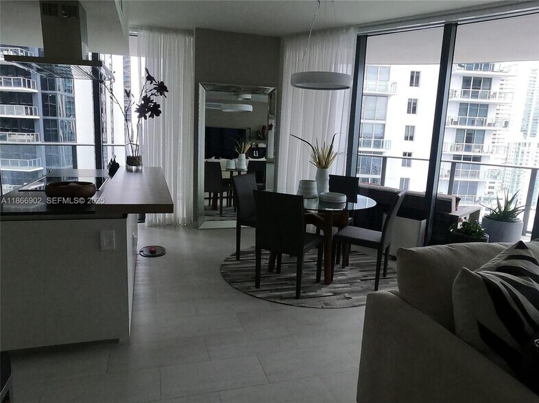 Building Photo - 1000 Brickell Plaza