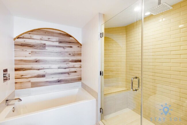 Building Photo - 4010 S Ocean Dr