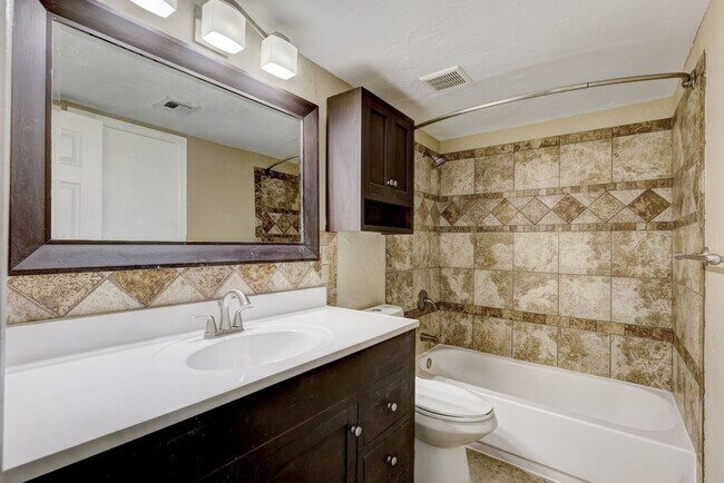 Building Photo - 5 bed 2 bath home in Moore,OK