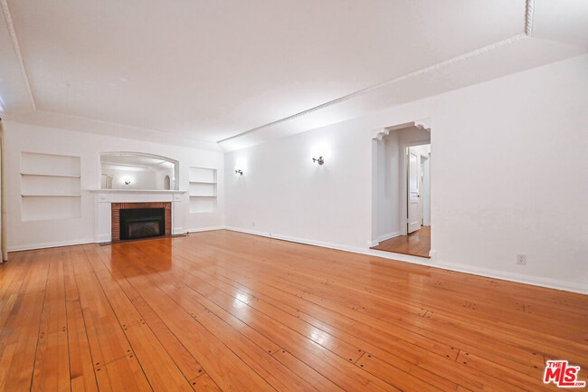 Building Photo - 361 N Mansfield Ave