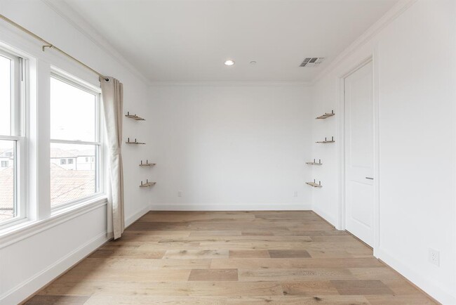 Building Photo - 7518 Viano Ln