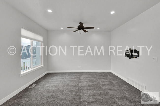 Building Photo - Mid-Row Townhome located in Bluffdale!