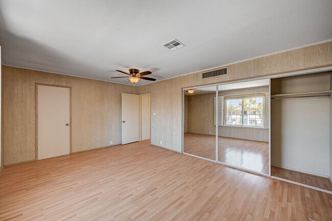 Building Photo - Beautiful 2 Bedroom Townhome in Guard-Gated Community – Prime Location!