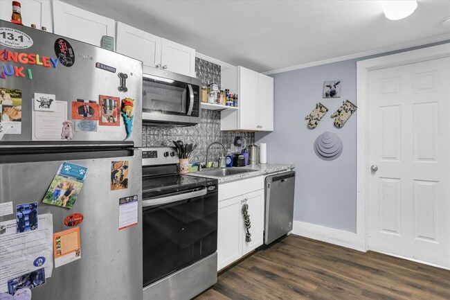 Building Photo - Beautifully Remodeled 1 Bedroom Located in...