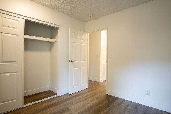 Building Photo - FREE RENT + Bonus $$$: Nicely Updated Top Floor Corner 2-Bdr Near OHSU w/Private Balcony!