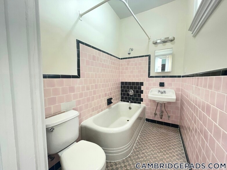 Building Photo - 2 Ware St