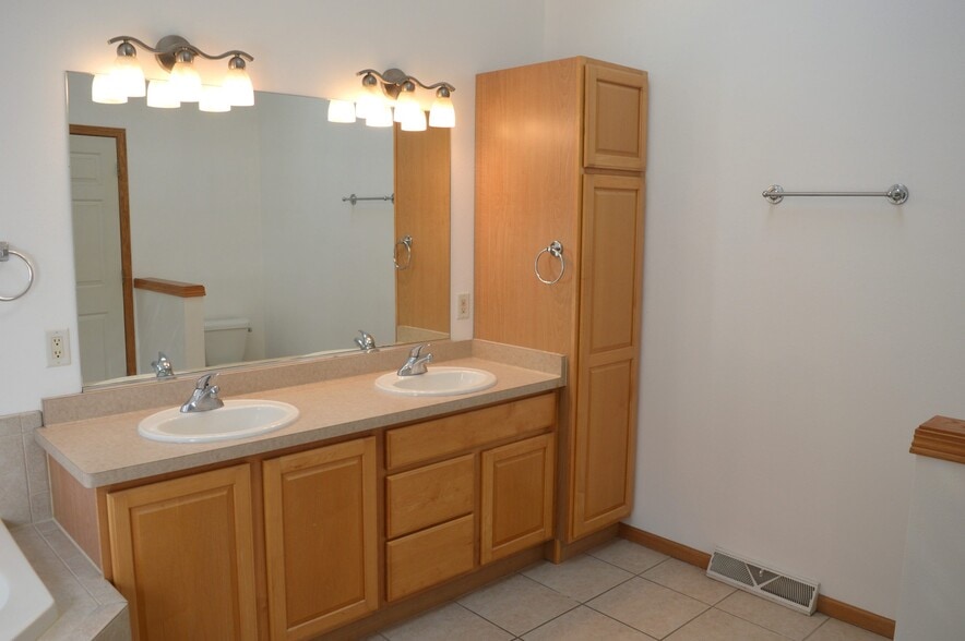 Building Photo - 1701 Carns Dr