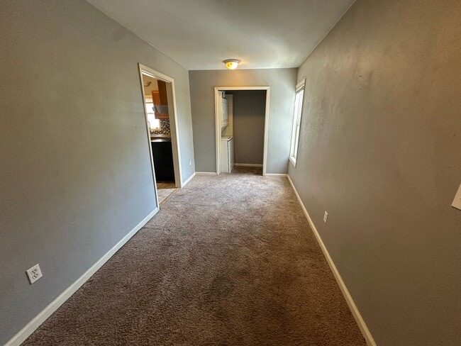 Building Photo - Updated 3-bed 1-bath upper home in Sunnyside with clean finishes and a fresh contemporary feel!