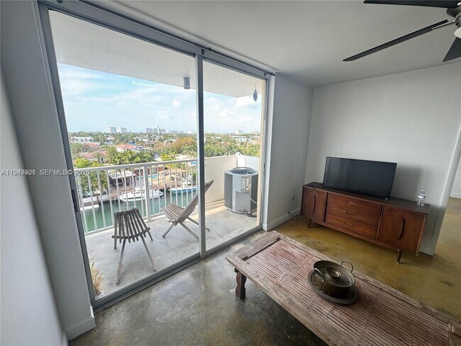 Building Photo - 2000 NE 135th St